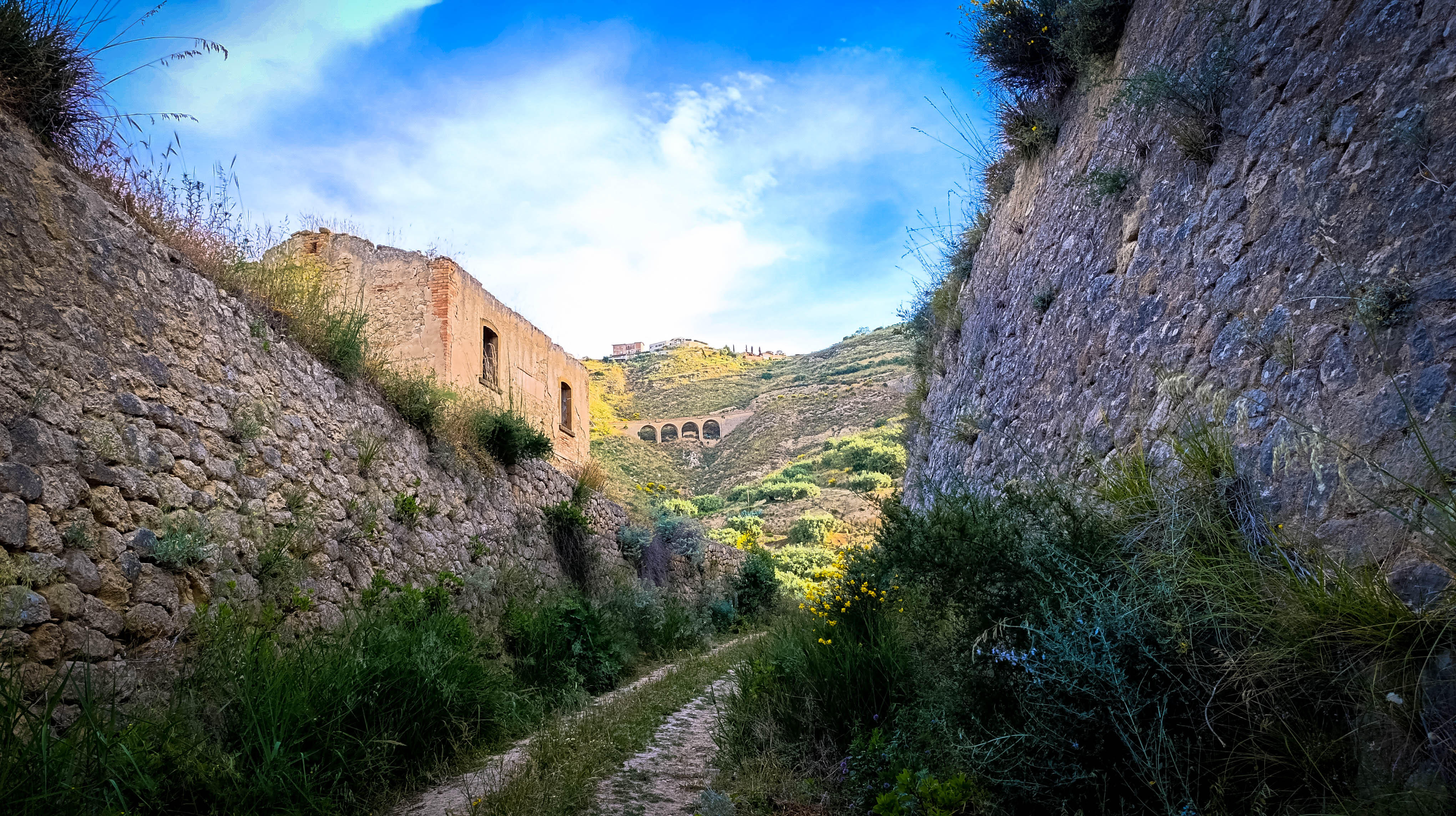 Vecchia ferrovia Dittaino - trekking urbano Sicilia partenza Catania