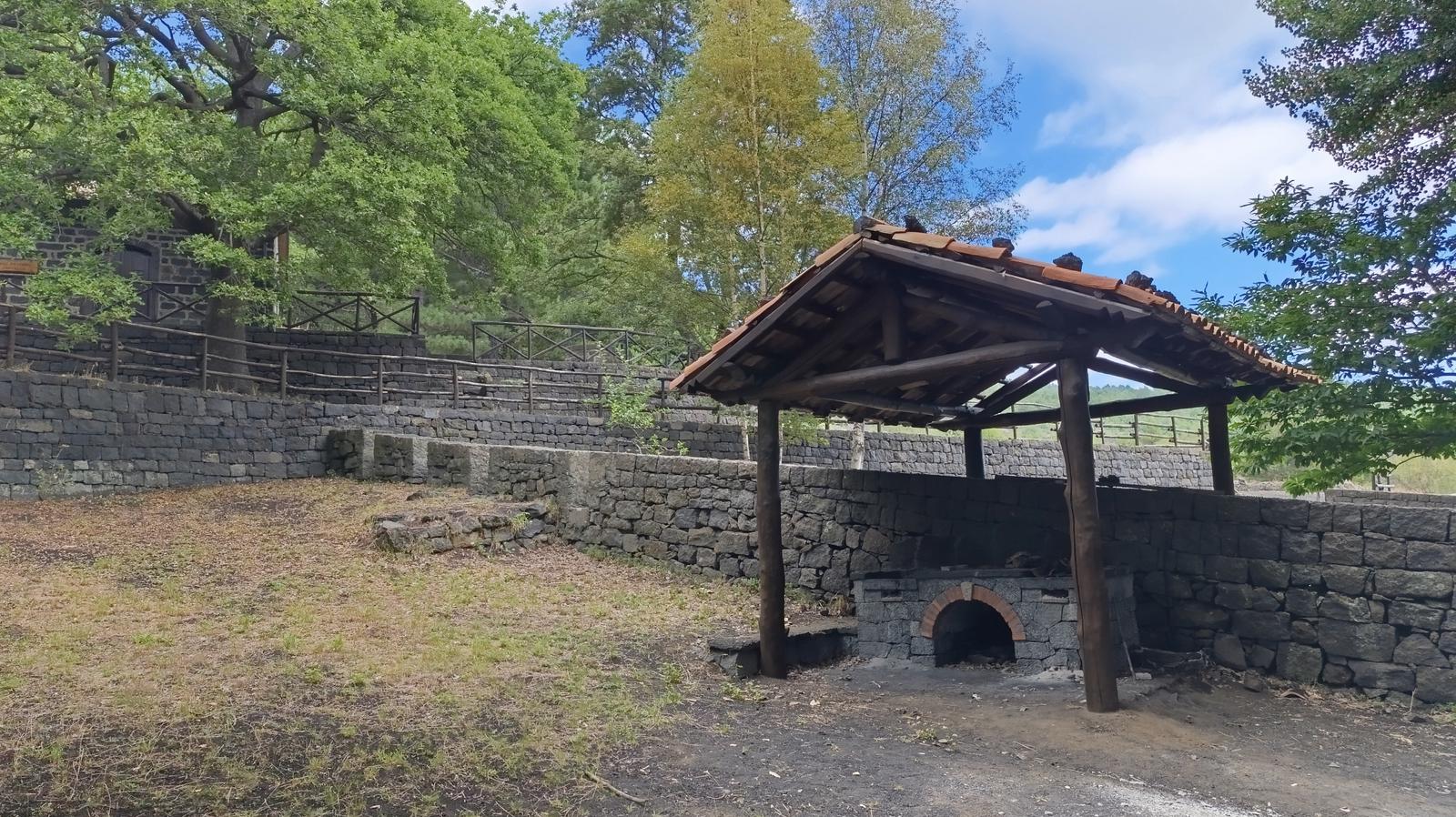Grotte laviche dell'Etna - esplorazione vulcano Sicilia